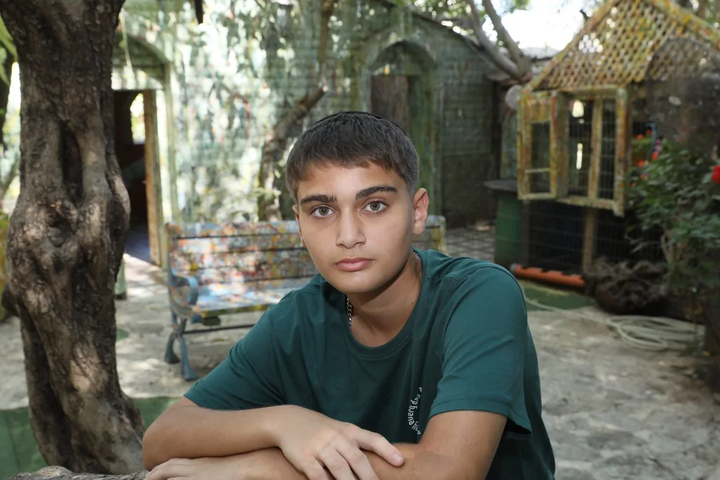 פורטרט של חתן בר מצווה בגינה ירוקה
