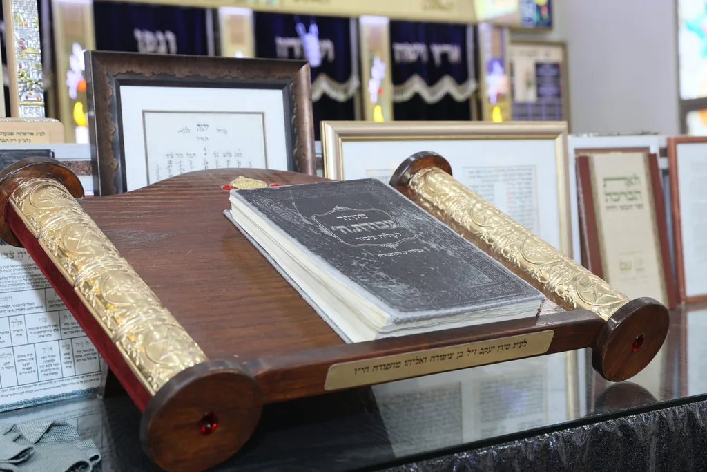 ספר תורה פתוח על הבימה בבית הכנסת